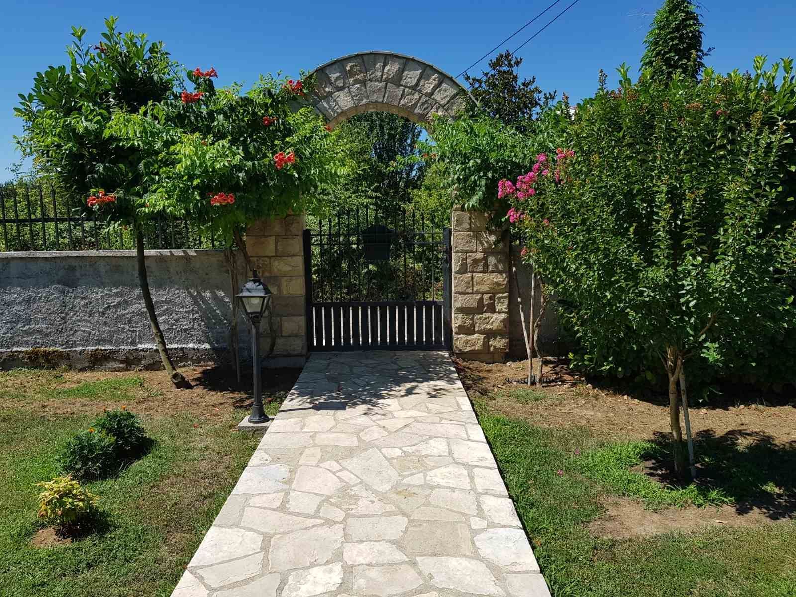 Prodaje se imanje od 3.000 m² sa dva kućna objekta, voćnjakom i garažom – Sušica, Danilovgrad - Amfora Real Estate