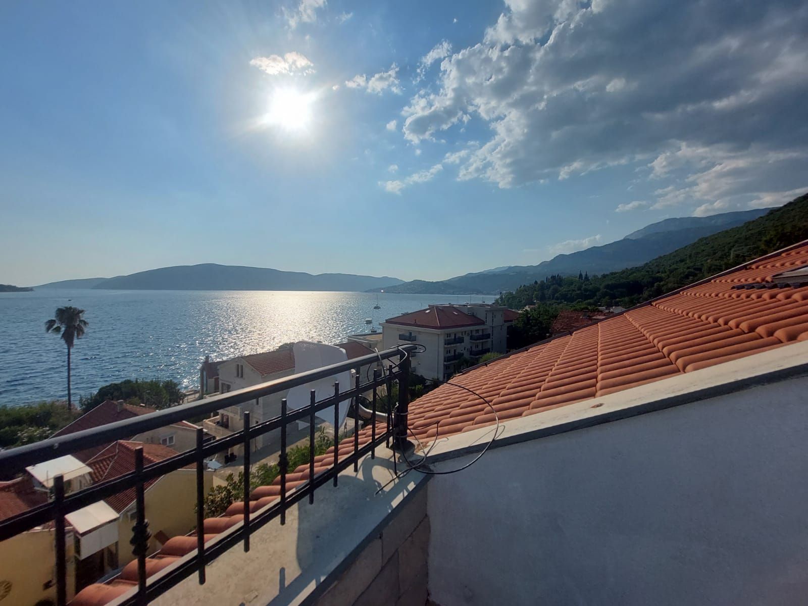 Dupleks Dvosoban Stan sa Pogledom na More,Bazenom i Parking Mestom u Kumboru, Herceg Novi - Dugoročno Izdavanje (DOSTUPAN OD 01.09.2025) - Amfora Real Estate