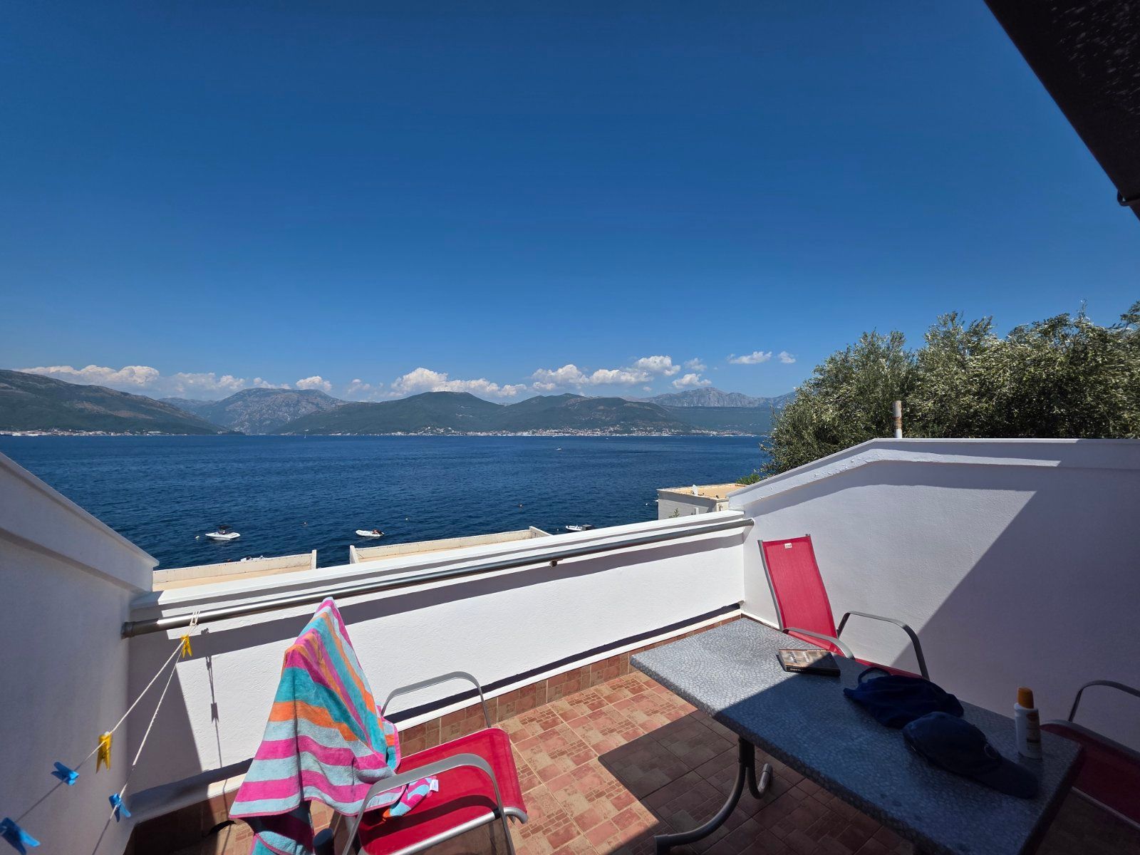 Stan sa dvorištem, garažom, parkingom i mogućnošću dogradnje – 50m od mora, Krašići - Amfora Real Estate