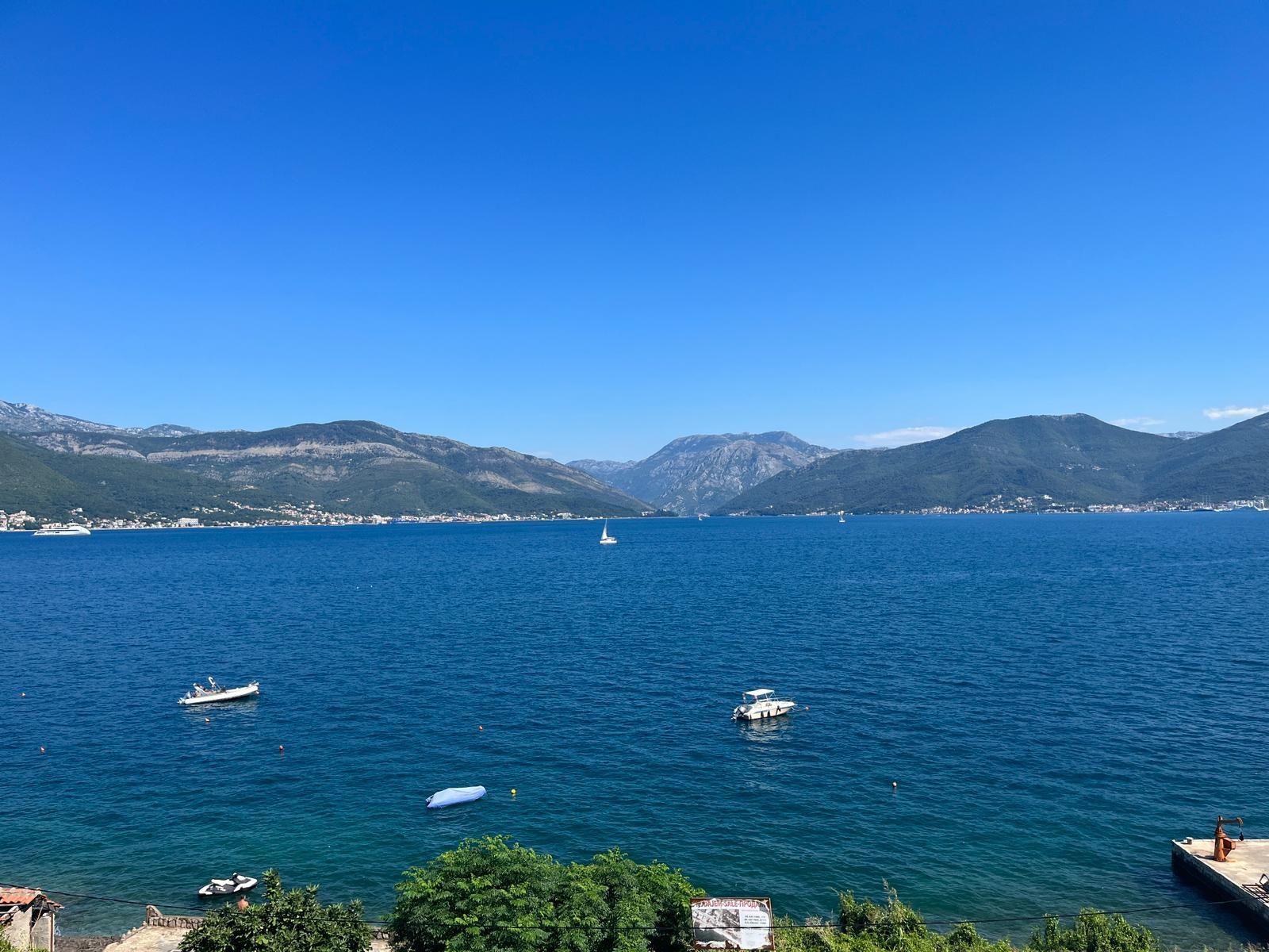 Stan sa dvorištem, garažom, parkingom i mogućnošću dogradnje – 50m od mora, Krašići - Amfora Real Estate