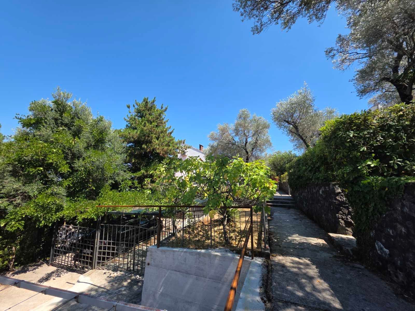 Stan sa dvorištem, garažom, parkingom i mogućnošću dogradnje – 50m od mora, Krašići - Amfora Real Estate