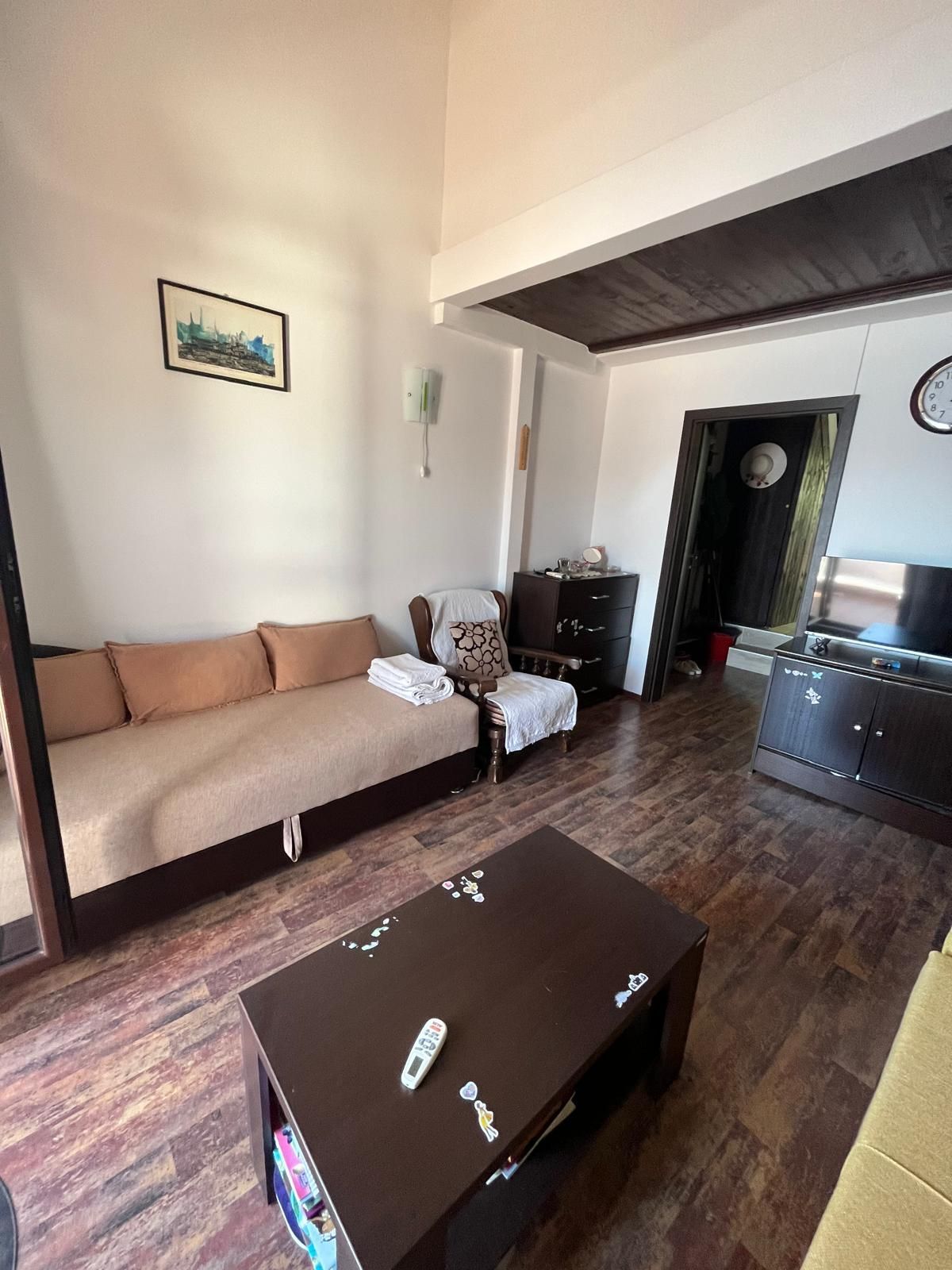 Stan sa dvorištem, garažom, parkingom i mogućnošću dogradnje – 50m od mora, Krašići - Amfora Real Estate