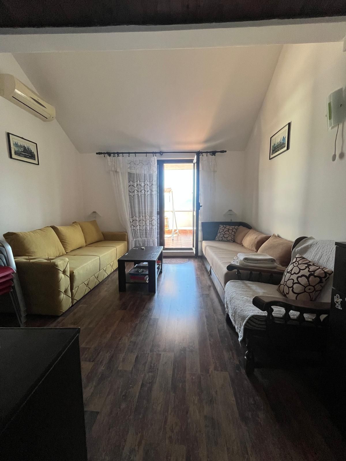 Stan sa dvorištem, garažom, parkingom i mogućnošću dogradnje – 50m od mora, Krašići - Amfora Real Estate