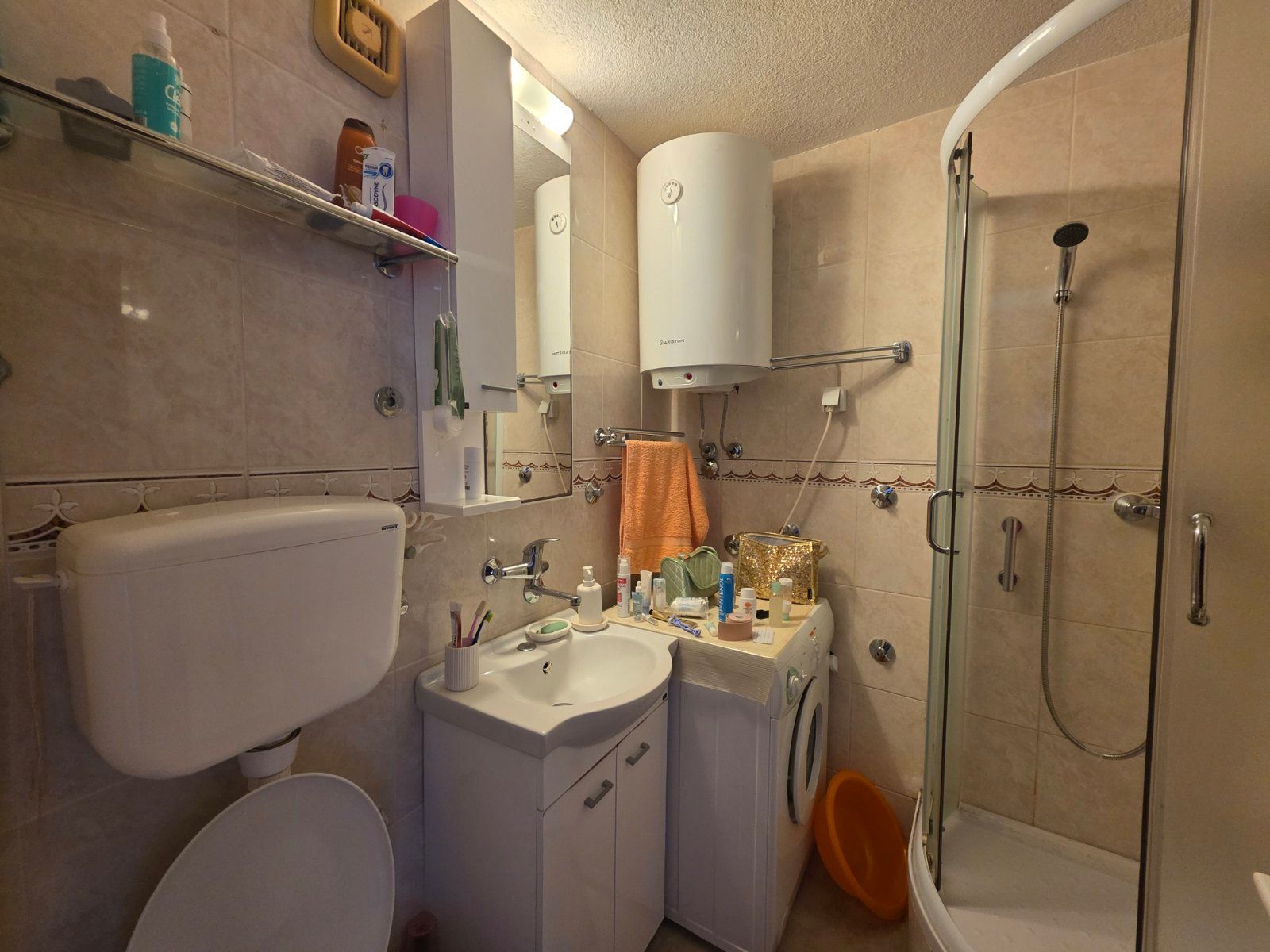 Stan sa dvorištem, garažom, parkingom i mogućnošću dogradnje – 50m od mora, Krašići - Amfora Real Estate