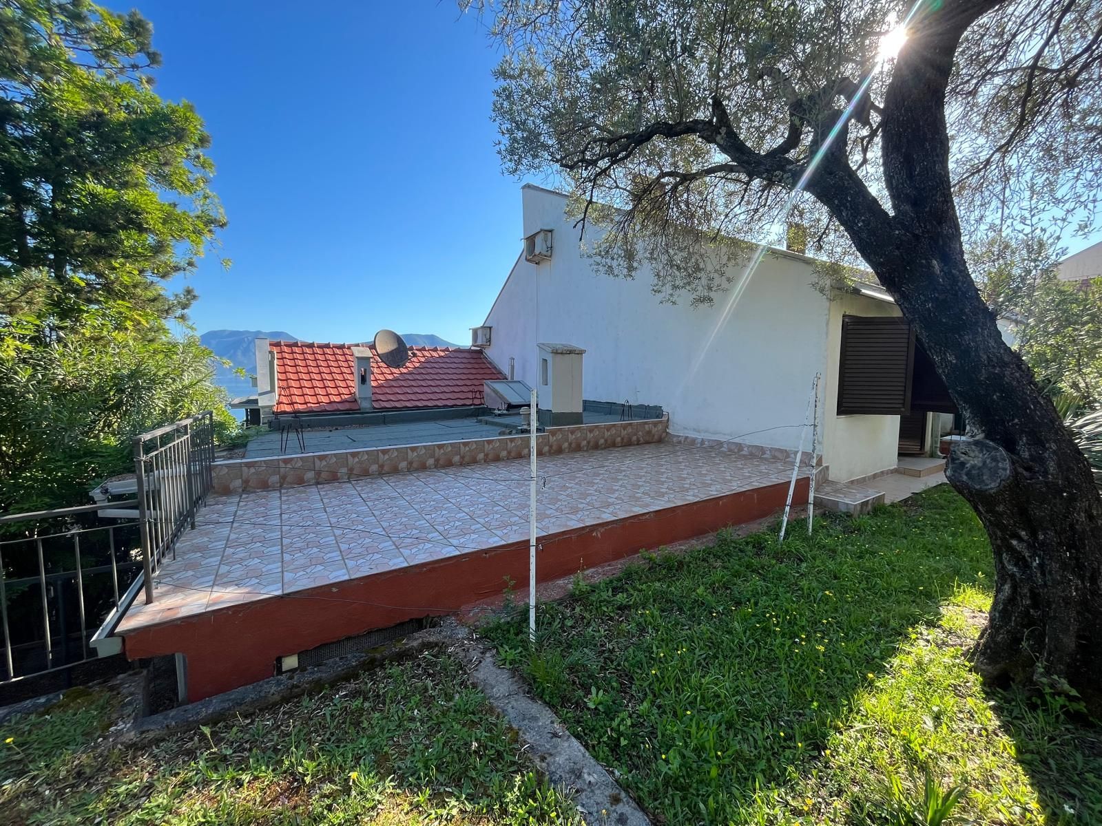 Stan sa dvorištem, garažom, parkingom i mogućnošću dogradnje – 50m od mora, Krašići - Amfora Real Estate