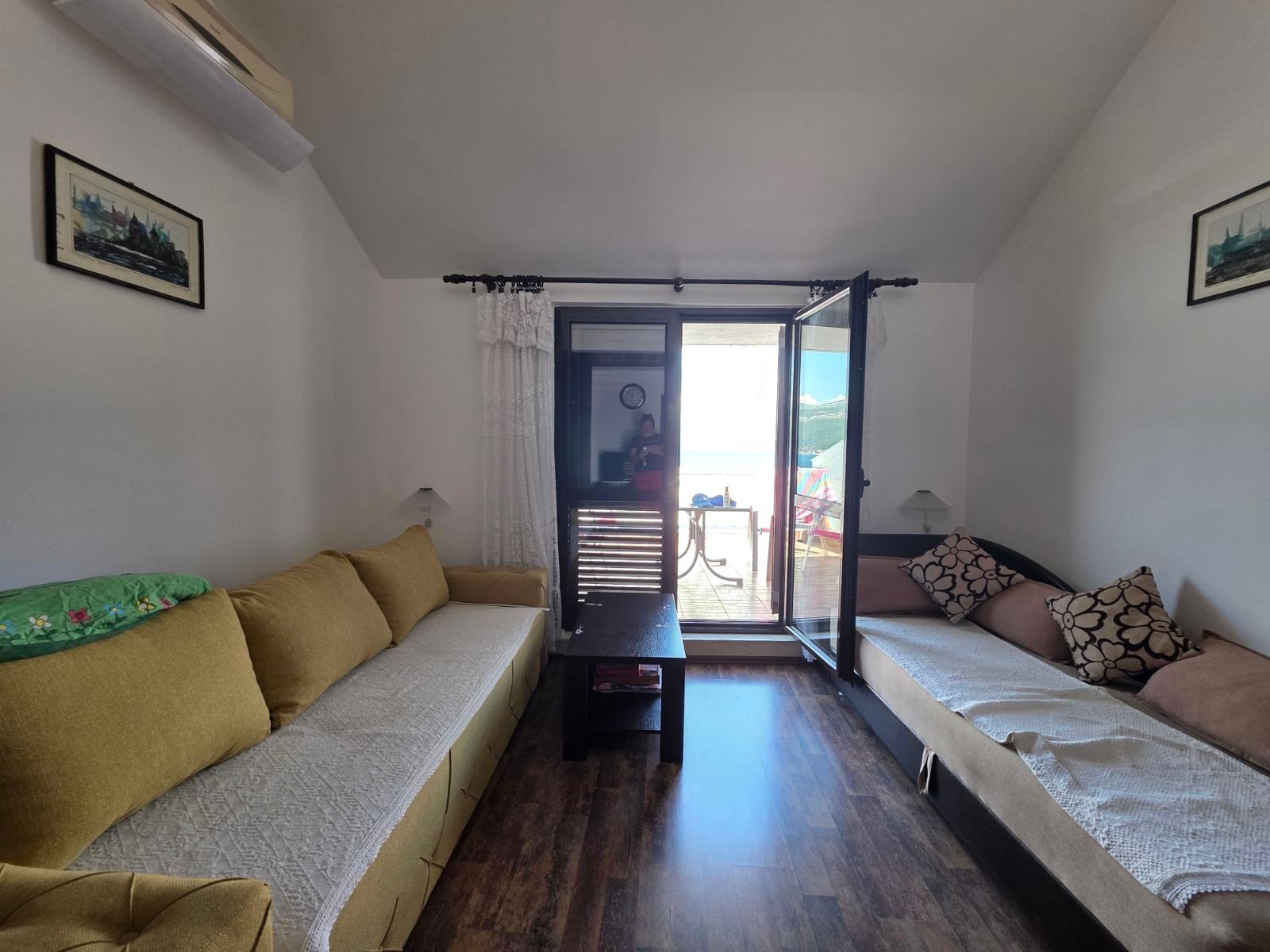 Stan sa dvorištem, garažom, parkingom i mogućnošću dogradnje – 50m od mora, Krašići - Amfora Real Estate