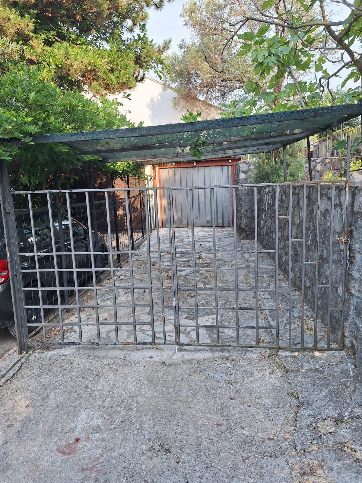 Stan sa dvorištem, garažom, parkingom i mogućnošću dogradnje – 50m od mora, Krašići - Amfora Real Estate