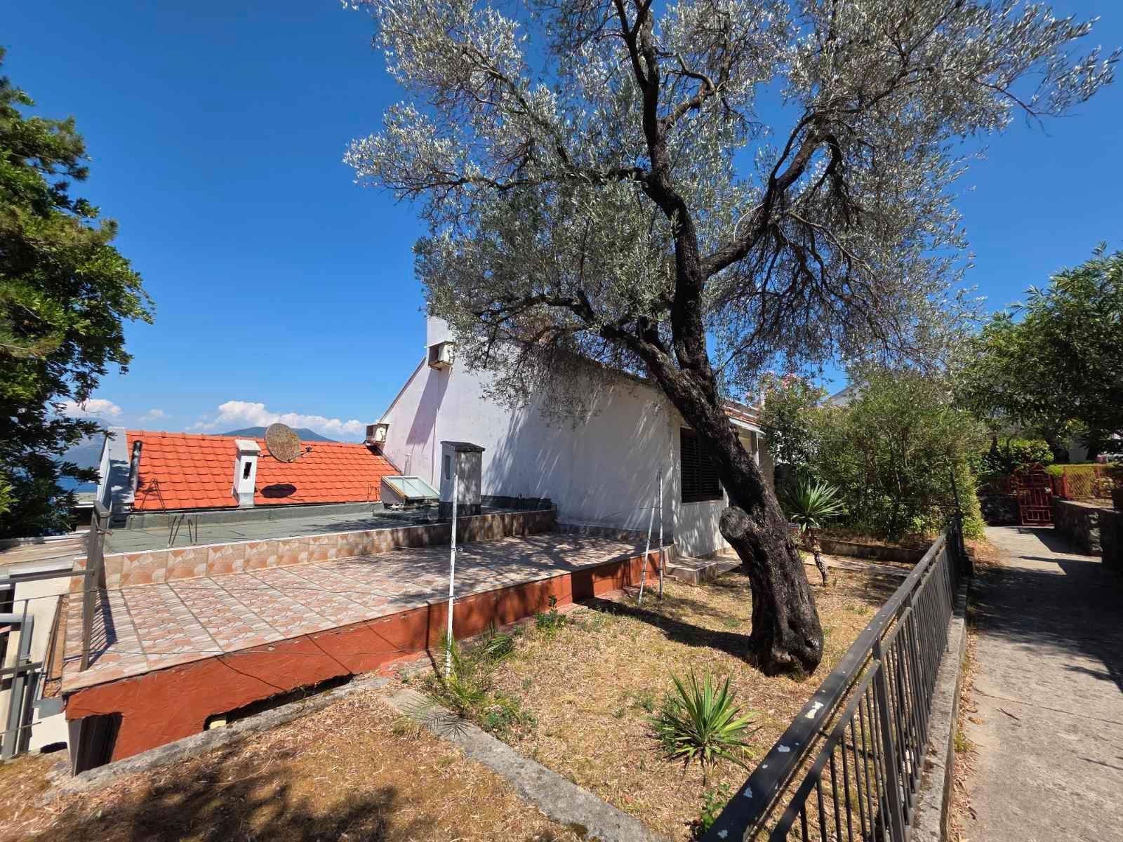 Stan sa dvorištem, garažom, parkingom i mogućnošću dogradnje – 50m od mora, Krašići - Amfora Real Estate