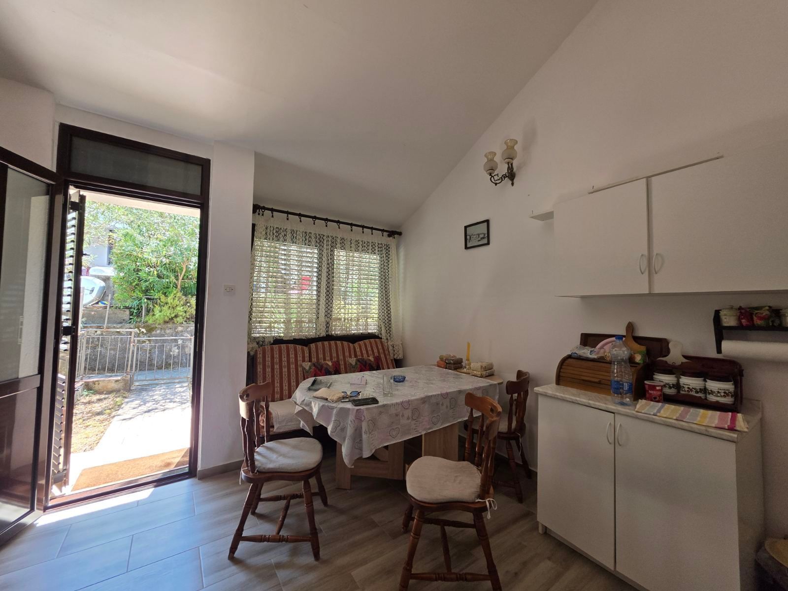 Stan sa dvorištem, garažom, parkingom i mogućnošću dogradnje – 50m od mora, Krašići - Amfora Real Estate