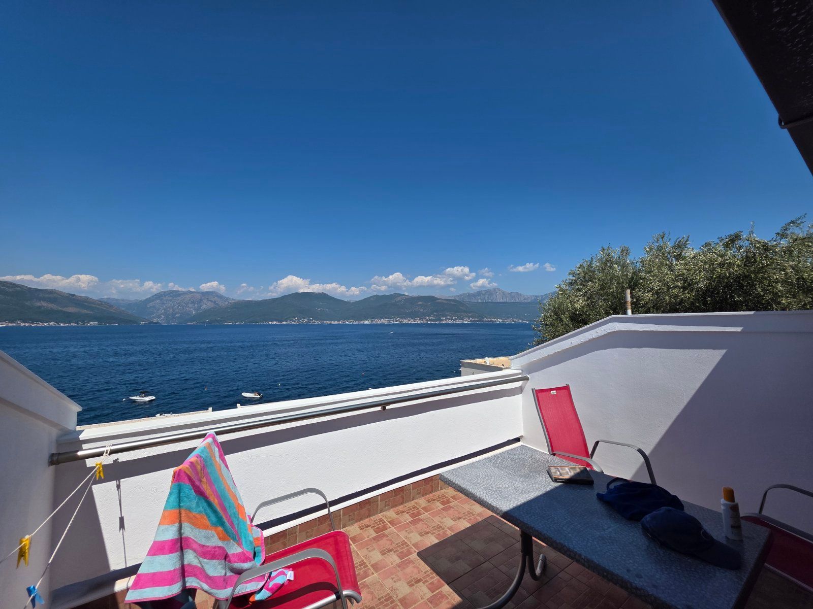 Stan sa dvorištem, garažom, parkingom i mogućnošću dogradnje – 50m od mora, Krašići - Amfora Real Estate