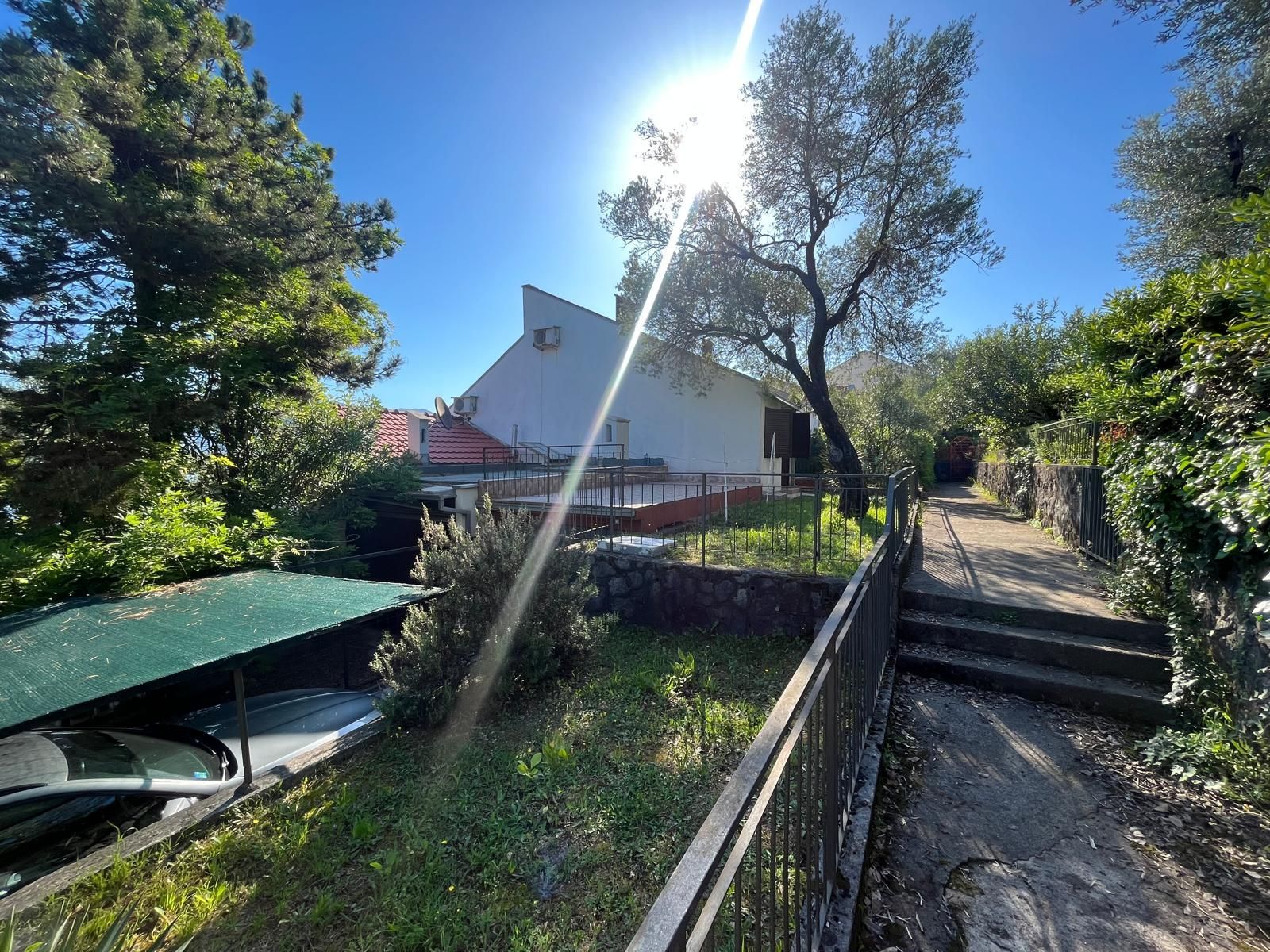 Stan sa dvorištem, garažom, parkingom i mogućnošću dogradnje – 50m od mora, Krašići - Amfora Real Estate