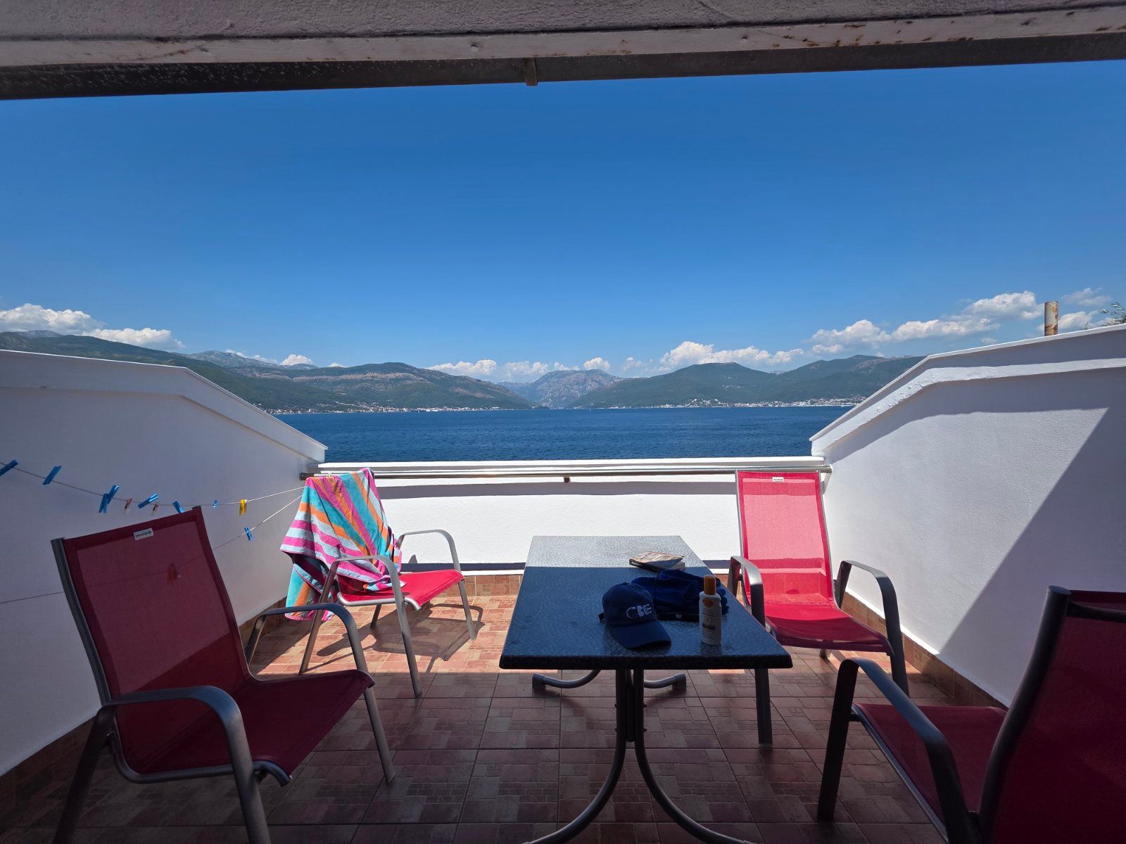 Stan sa dvorištem, garažom, parkingom i mogućnošću dogradnje – 50m od mora, Krašići - Amfora Real Estate