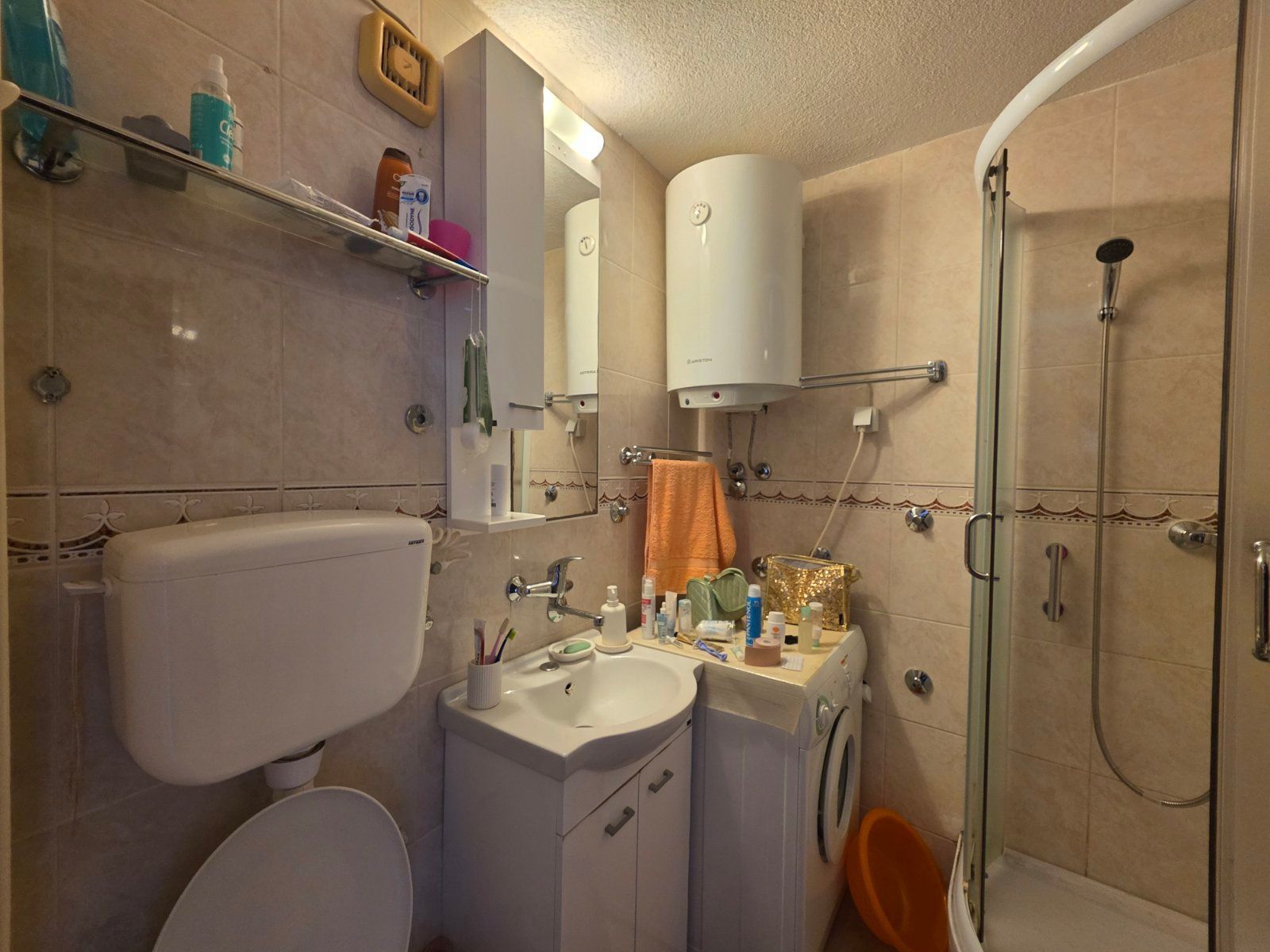 Stan sa dvorištem, garažom, parkingom i mogućnošću dogradnje – 50m od mora, Krašići - Amfora Real Estate