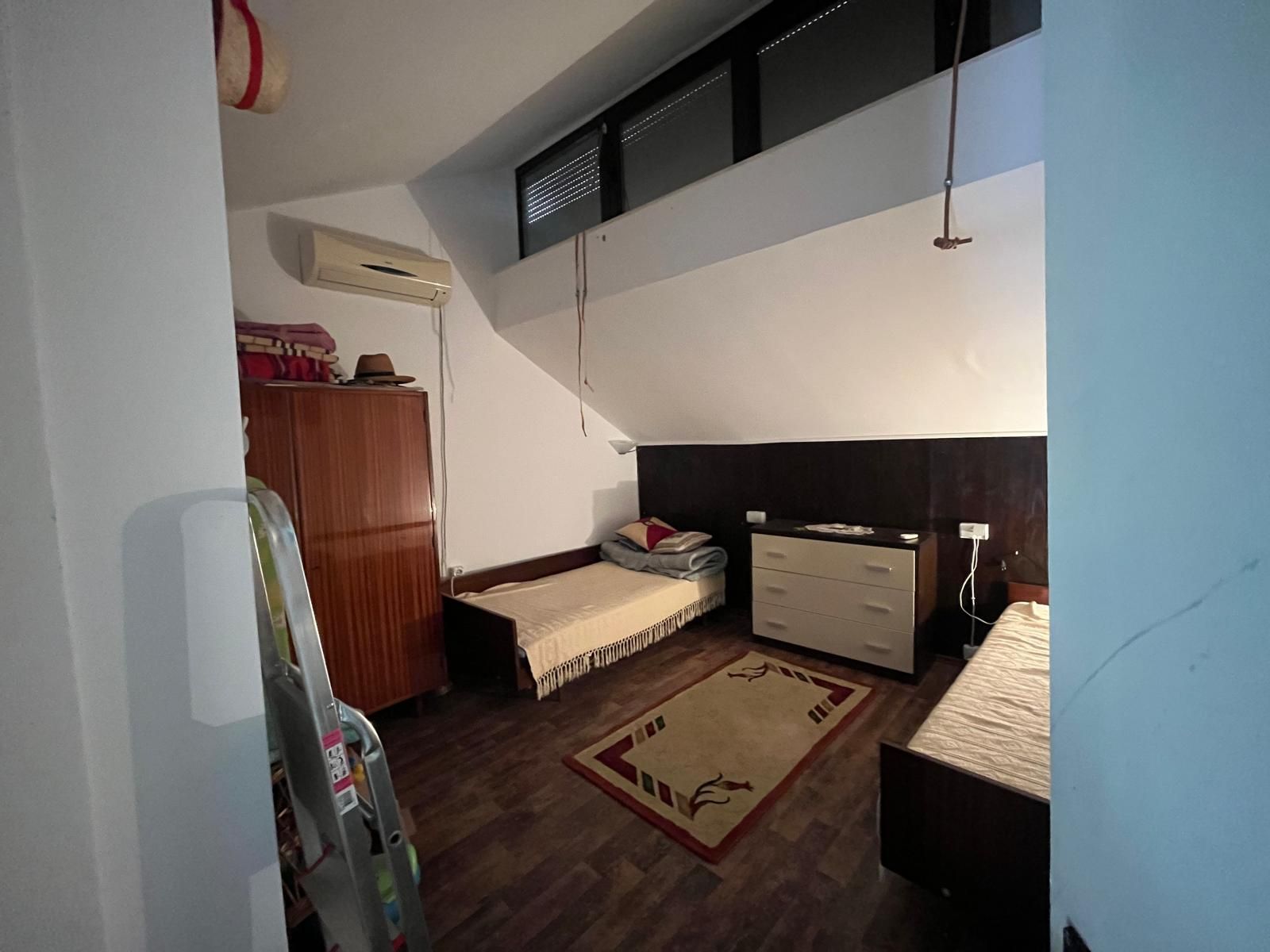 Stan sa dvorištem, garažom, parkingom i mogućnošću dogradnje – 50m od mora, Krašići - Amfora Real Estate