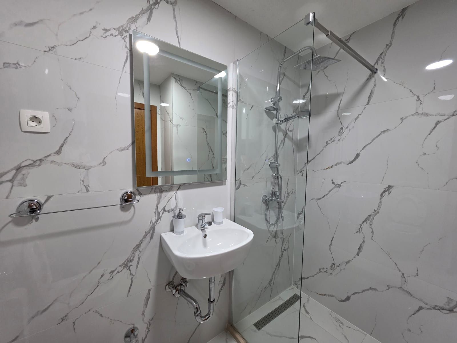 Moderno opremljen studio apartman 31m² sa bočnim pogledom na more – Bečići - Amfora Real Estate