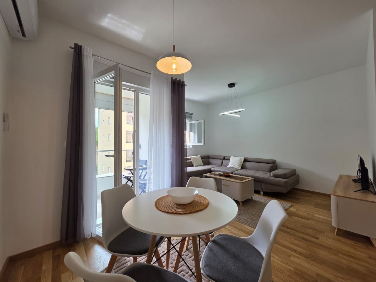 Moderno opremljen studio apartman 31m² sa bočnim pogledom na more – Bečići - Amfora Real Estate