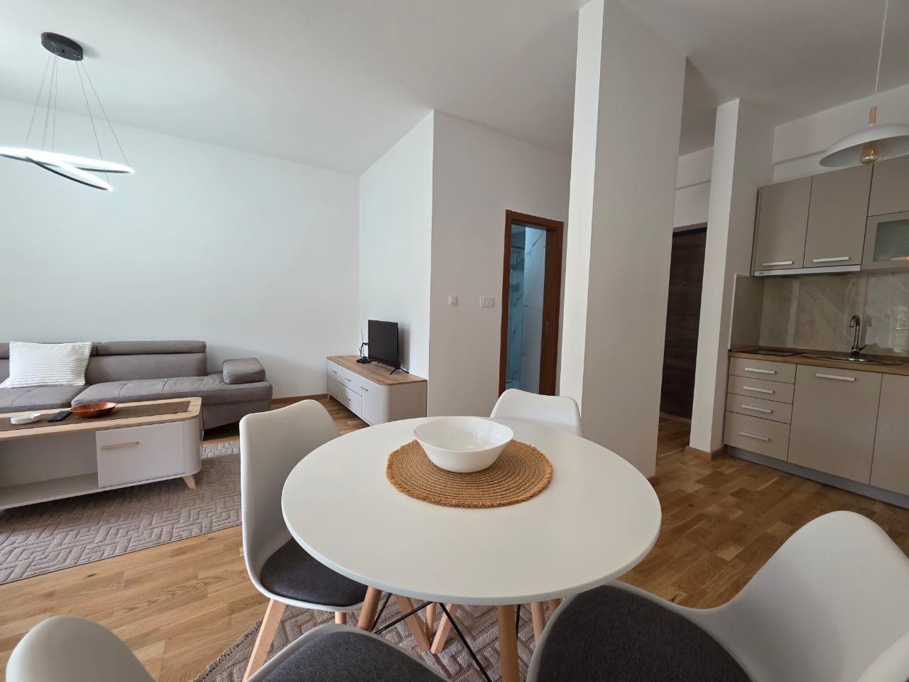 Moderno opremljen studio apartman 31m² sa bočnim pogledom na more – Bečići - Amfora Real Estate
