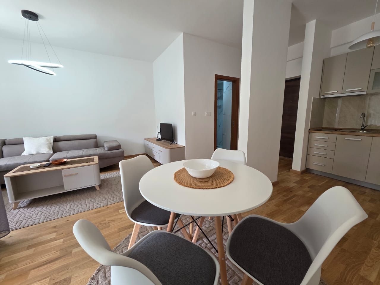 Moderno opremljen studio apartman 31m² sa bočnim pogledom na more – Bečići - Amfora Real Estate
