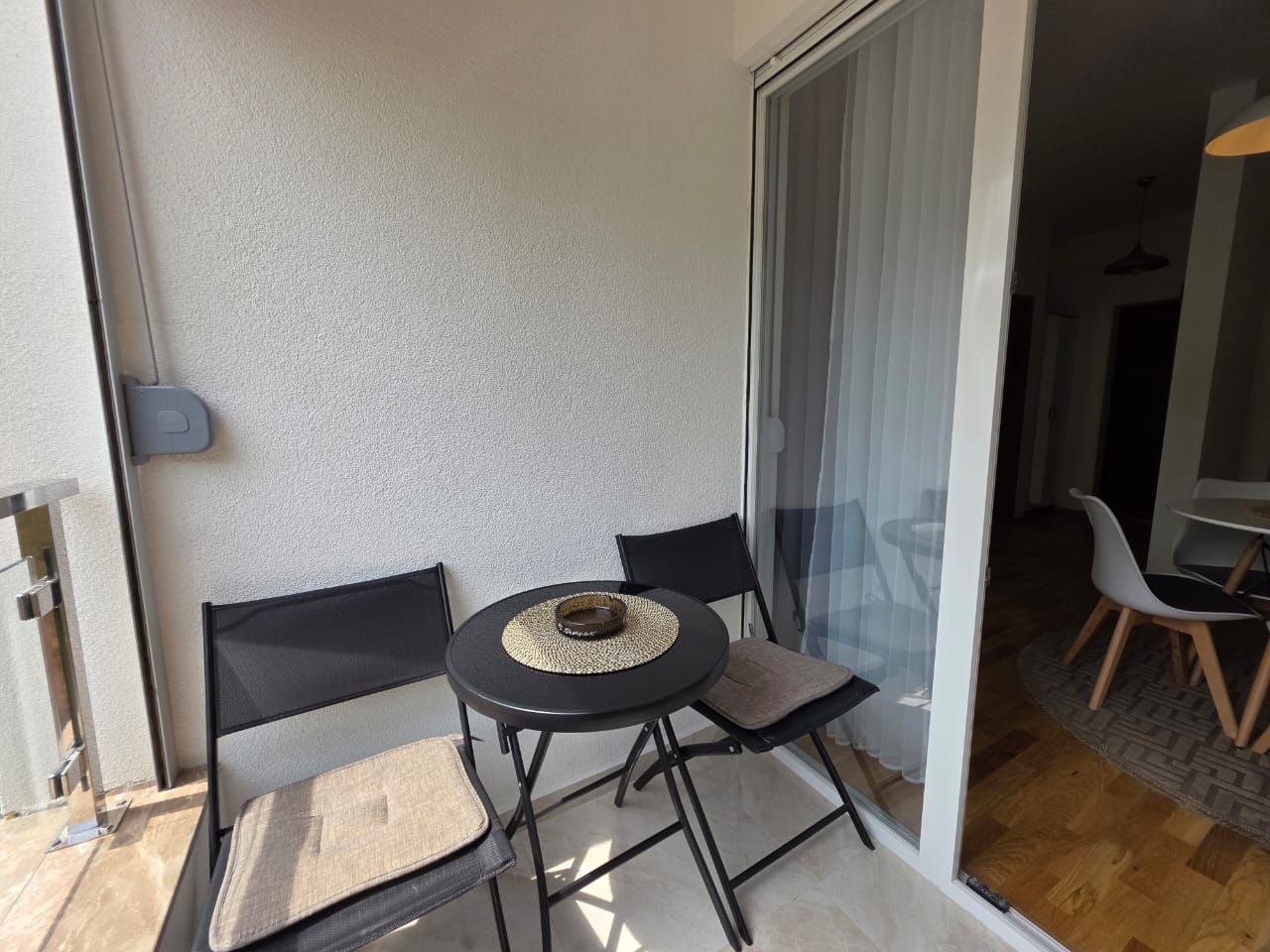 Moderno opremljen studio apartman 31m² sa bočnim pogledom na more – Bečići - Amfora Real Estate