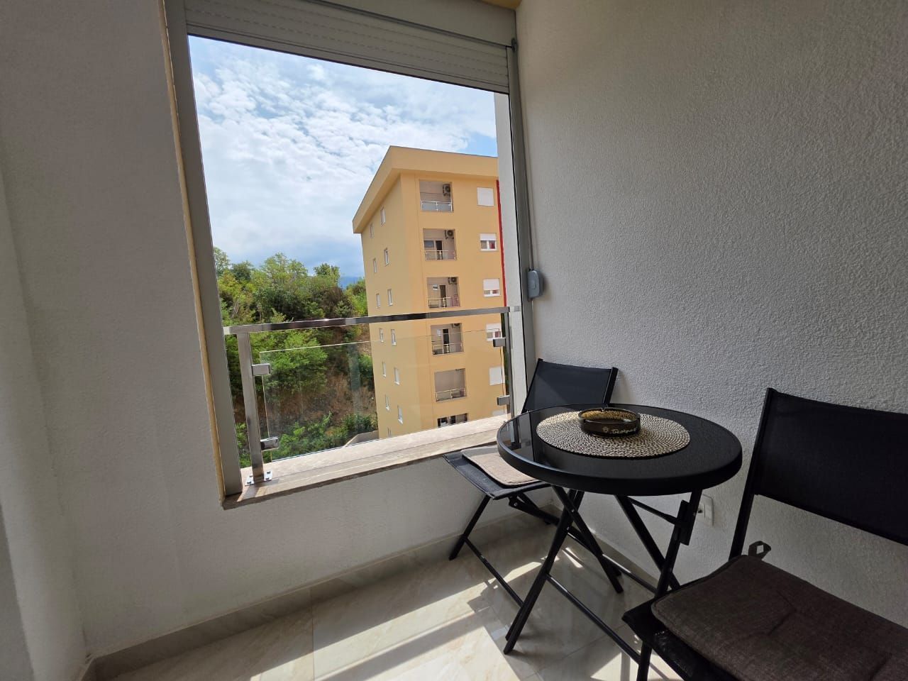 Moderno opremljen studio apartman 31m² sa bočnim pogledom na more – Bečići - Amfora Real Estate