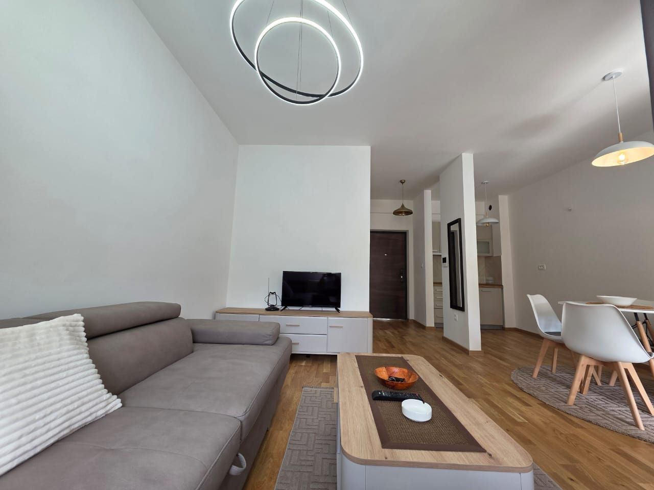 Moderno opremljen studio apartman 31m² sa bočnim pogledom na more – Bečići - Amfora Real Estate