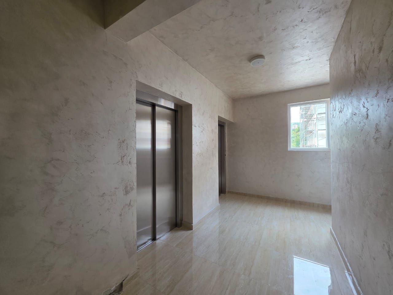 Moderno opremljen studio apartman 31m² sa bočnim pogledom na more – Bečići - Amfora Real Estate