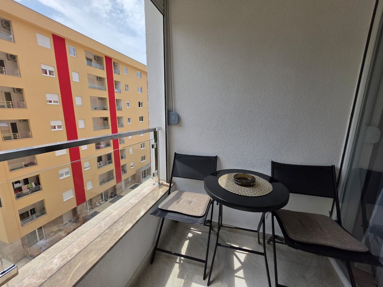 Moderno opremljen studio apartman 31m² sa bočnim pogledom na more – Bečići - Amfora Real Estate