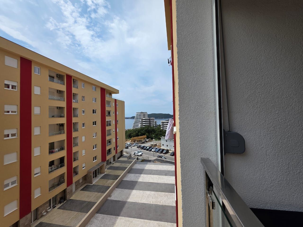 Moderno opremljen studio apartman 31m² sa bočnim pogledom na more – Bečići - Amfora Real Estate