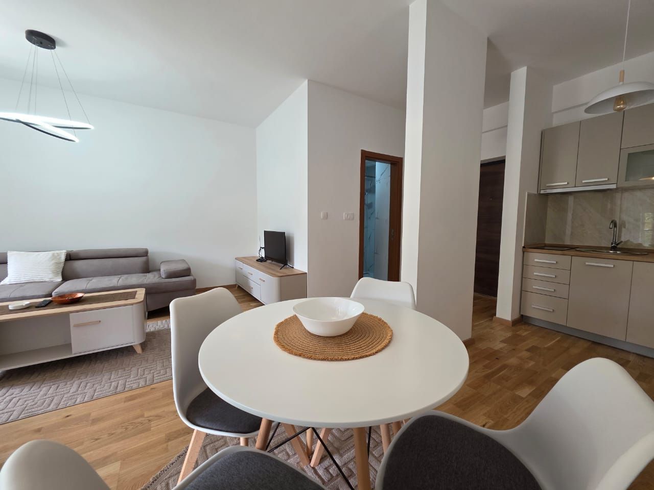 Moderno opremljen studio apartman 31m² sa bočnim pogledom na more – Bečići - Amfora Real Estate