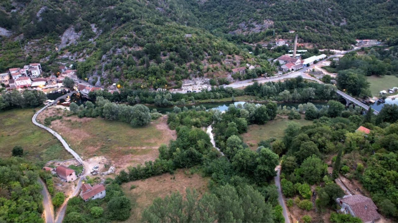 Ekskluzivna ponuda –  plac od 1300m² sa panoramskim pogledom na rijeku Crnojevića i netaknutu prirodu, idealan za luksuznu vilu ili eko-turizam, Cetinje - Amfora Real Estate