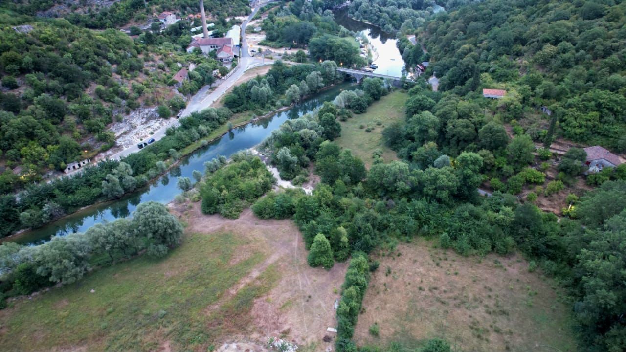 Ekskluzivna ponuda –  plac od 1300m² sa panoramskim pogledom na rijeku Crnojevića i netaknutu prirodu, idealan za luksuznu vilu ili eko-turizam, Cetinje - Amfora Real Estate