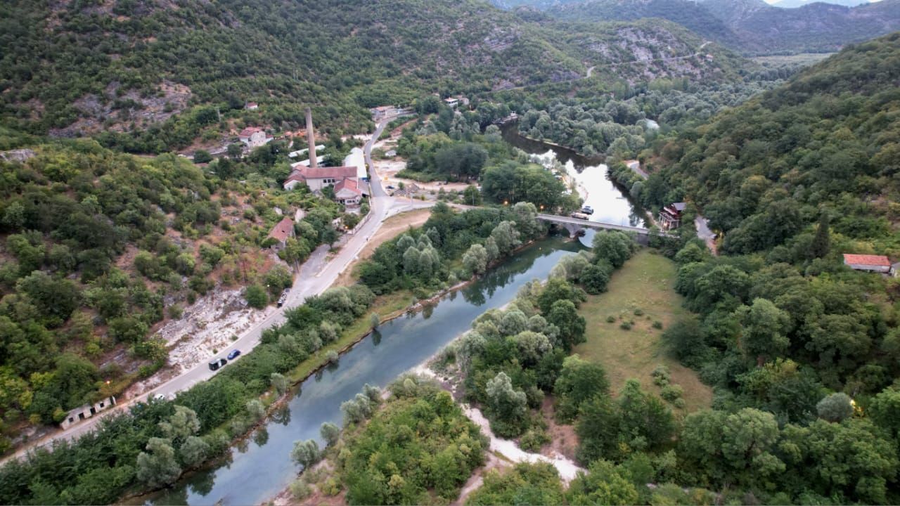Ekskluzivna ponuda –  plac od 1300m² sa panoramskim pogledom na rijeku Crnojevića i netaknutu prirodu, idealan za luksuznu vilu ili eko-turizam, Cetinje - Amfora Real Estate