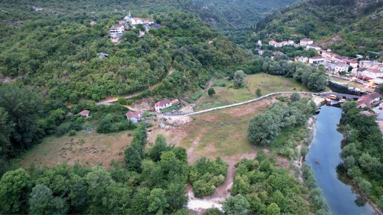 Ekskluzivna ponuda –  plac od 1300m² sa panoramskim pogledom na rijeku Crnojevića i netaknutu prirodu, idealan za luksuznu vilu ili eko-turizam, Cetinje - Amfora Real Estate