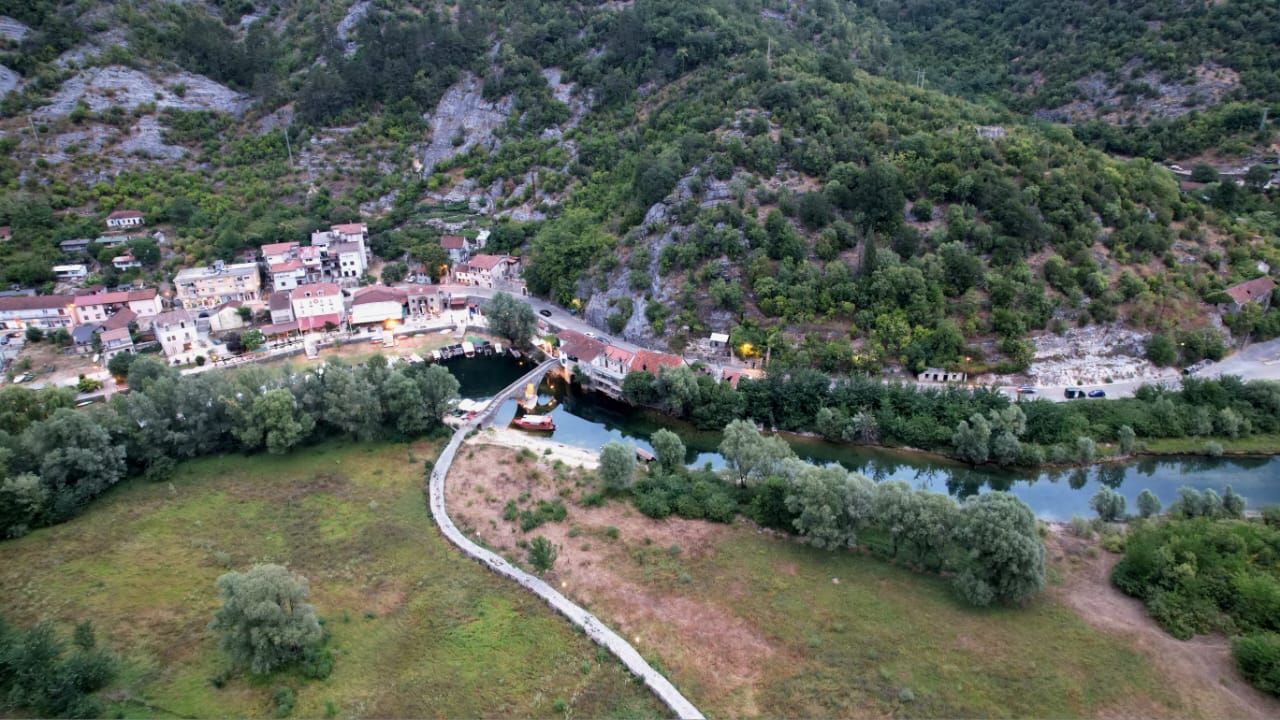 Ekskluzivna ponuda –  plac od 1300m² sa panoramskim pogledom na rijeku Crnojevića i netaknutu prirodu, idealan za luksuznu vilu ili eko-turizam, Cetinje - Amfora Real Estate