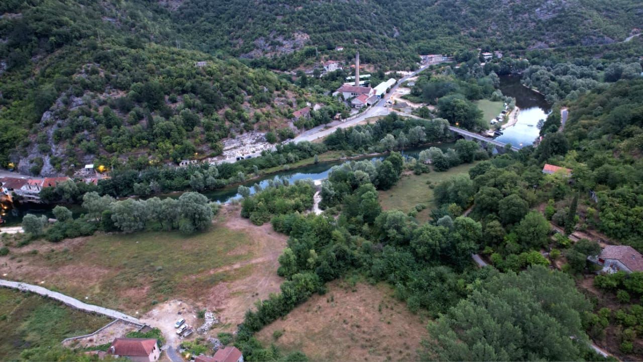Ekskluzivna ponuda –  plac od 1300m² sa panoramskim pogledom na rijeku Crnojevića i netaknutu prirodu, idealan za luksuznu vilu ili eko-turizam, Cetinje - Amfora Real Estate