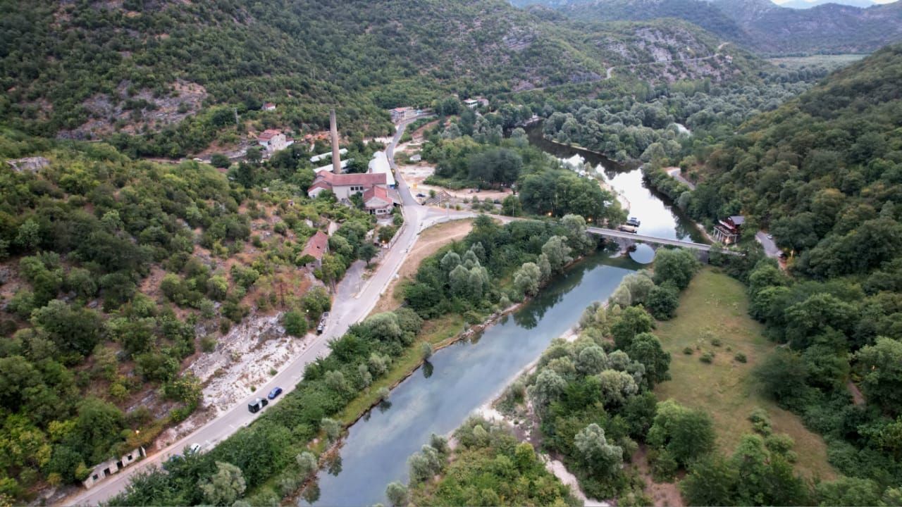 Ekskluzivna ponuda –  plac od 1300m² sa panoramskim pogledom na rijeku Crnojevića i netaknutu prirodu, idealan za luksuznu vilu ili eko-turizam, Cetinje - Amfora Real Estate