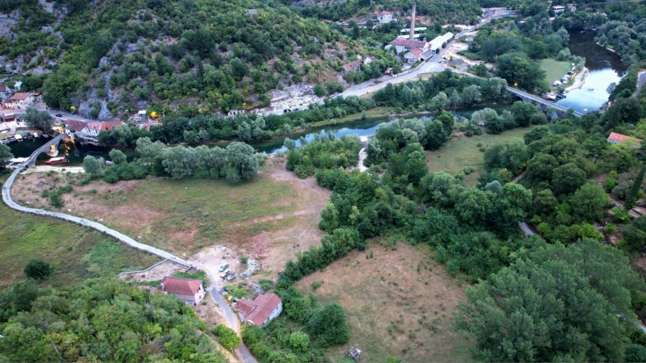 Ekskluzivna ponuda –  plac od 1300m² sa panoramskim pogledom na rijeku Crnojevića i netaknutu prirodu, idealan za luksuznu vilu ili eko-turizam, Cetinje - Amfora Real Estate
