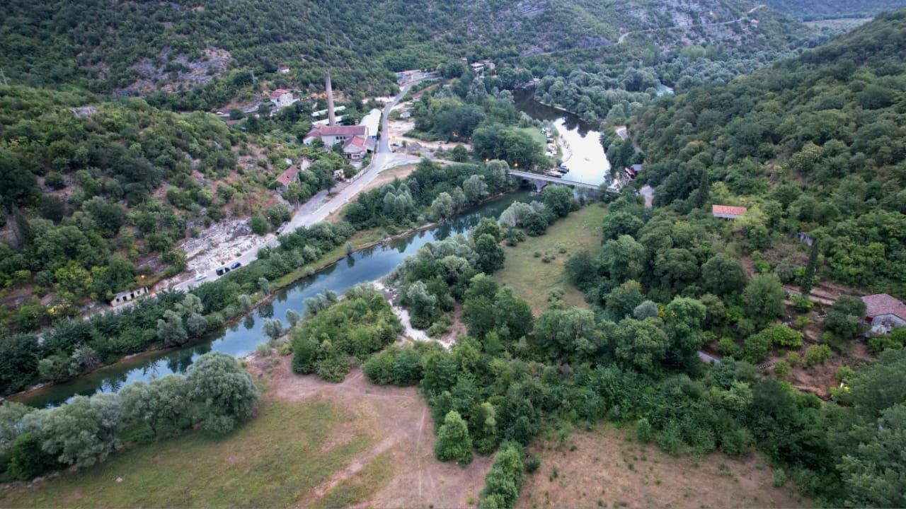 Ekskluzivna ponuda –  plac od 1300m² sa panoramskim pogledom na rijeku Crnojevića i netaknutu prirodu, idealan za luksuznu vilu ili eko-turizam, Cetinje - Amfora Real Estate