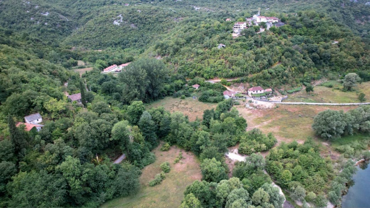 Ekskluzivna ponuda –  plac od 1300m² sa panoramskim pogledom na rijeku Crnojevića i netaknutu prirodu, idealan za luksuznu vilu ili eko-turizam, Cetinje - Amfora Real Estate