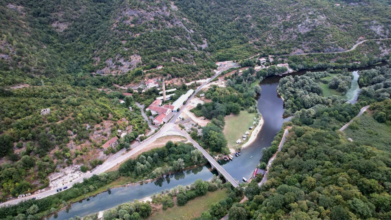 Ekskluzivna ponuda –  plac od 1300m² sa panoramskim pogledom na rijeku Crnojevića i netaknutu prirodu, idealan za luksuznu vilu ili eko-turizam, Cetinje - Amfora Real Estate