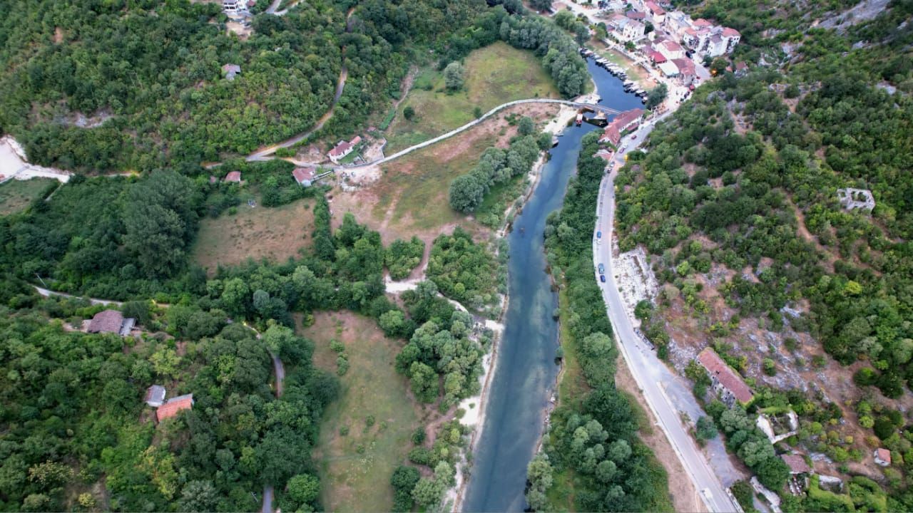 Ekskluzivna ponuda –  plac od 1300m² sa panoramskim pogledom na rijeku Crnojevića i netaknutu prirodu, idealan za luksuznu vilu ili eko-turizam, Cetinje - Amfora Real Estate