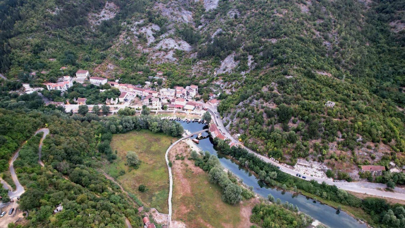 Ekskluzivna ponuda –  plac od 1300m² sa panoramskim pogledom na rijeku Crnojevića i netaknutu prirodu, idealan za luksuznu vilu ili eko-turizam, Cetinje - Amfora Real Estate