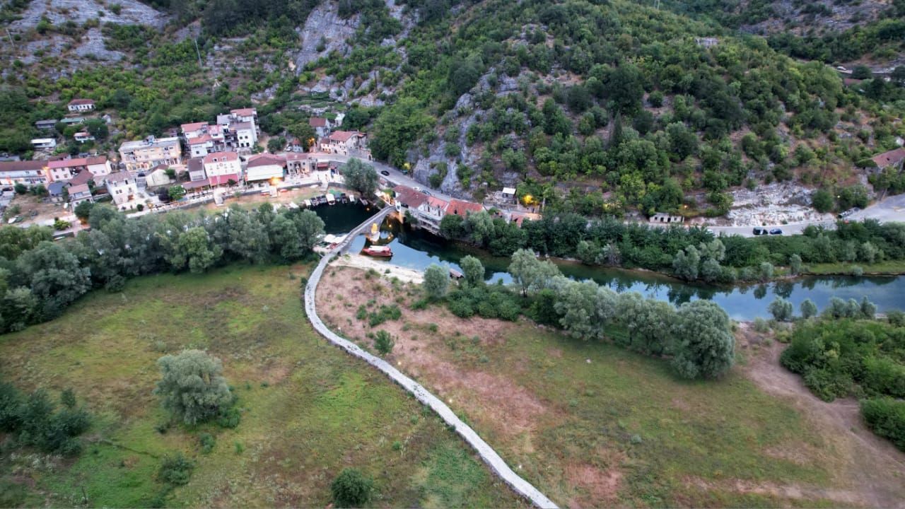 Ekskluzivna ponuda –  plac od 1300m² sa panoramskim pogledom na rijeku Crnojevića i netaknutu prirodu, idealan za luksuznu vilu ili eko-turizam, Cetinje - Amfora Real Estate