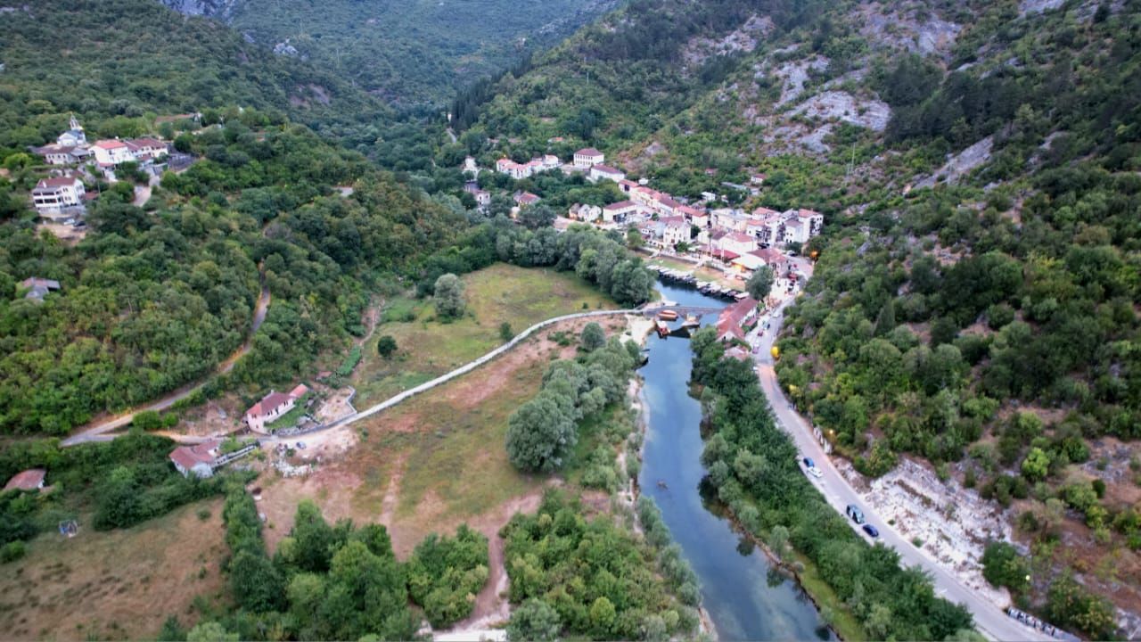 Ekskluzivna ponuda –  plac od 1300m² sa panoramskim pogledom na rijeku Crnojevića i netaknutu prirodu, idealan za luksuznu vilu ili eko-turizam, Cetinje - Amfora Real Estate