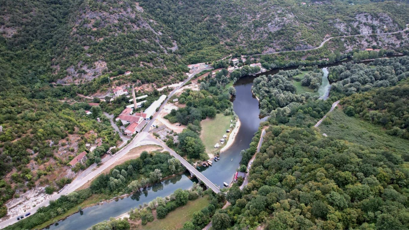Ekskluzivna ponuda –  plac od 1300m² sa panoramskim pogledom na rijeku Crnojevića i netaknutu prirodu, idealan za luksuznu vilu ili eko-turizam, Cetinje - Amfora Real Estate
