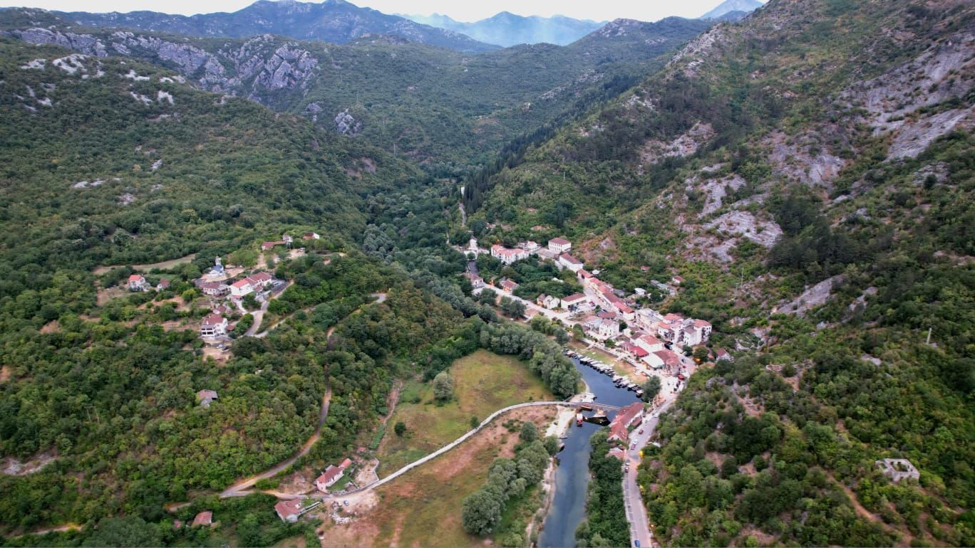 Ekskluzivna ponuda –  plac od 1300m² sa panoramskim pogledom na rijeku Crnojevića i netaknutu prirodu, idealan za luksuznu vilu ili eko-turizam, Cetinje - Amfora Real Estate