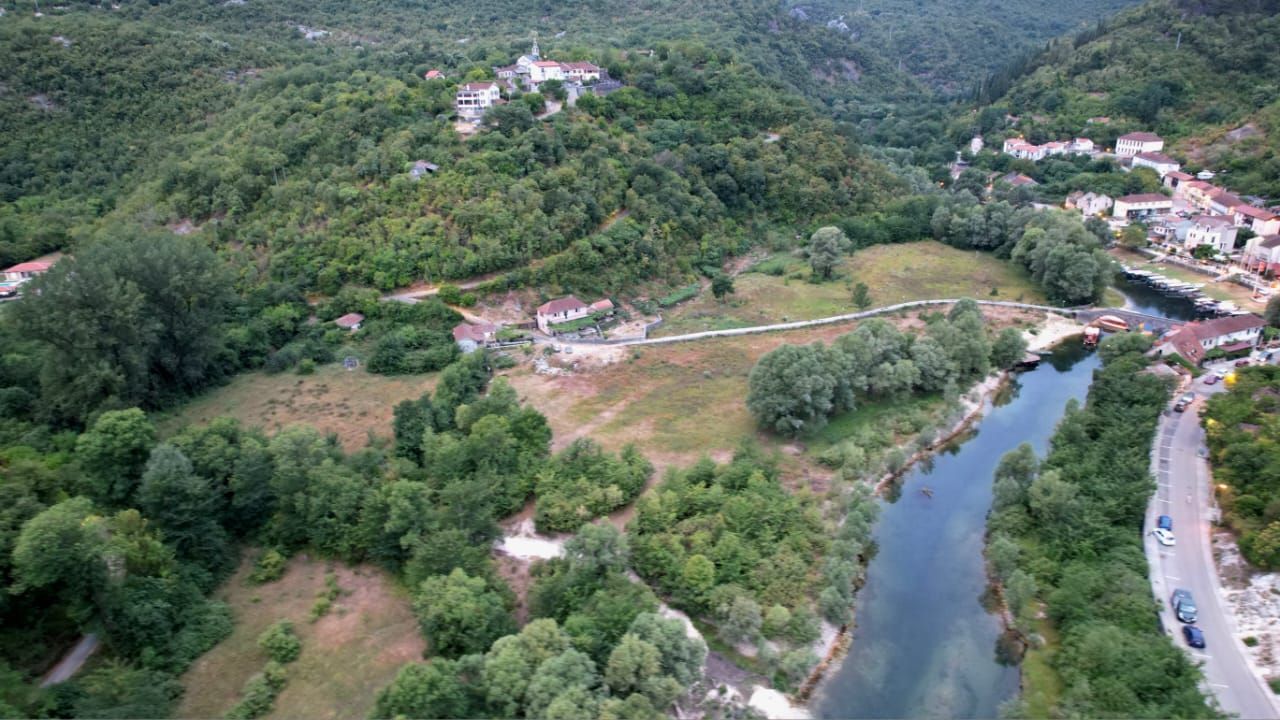 Ekskluzivna ponuda –  plac od 1300m² sa panoramskim pogledom na rijeku Crnojevića i netaknutu prirodu, idealan za luksuznu vilu ili eko-turizam, Cetinje - Amfora Real Estate