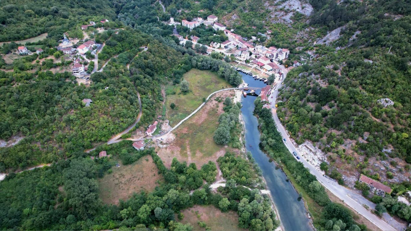 Ekskluzivna ponuda –  plac od 1300m² sa panoramskim pogledom na rijeku Crnojevića i netaknutu prirodu, idealan za luksuznu vilu ili eko-turizam, Cetinje - Amfora Real Estate