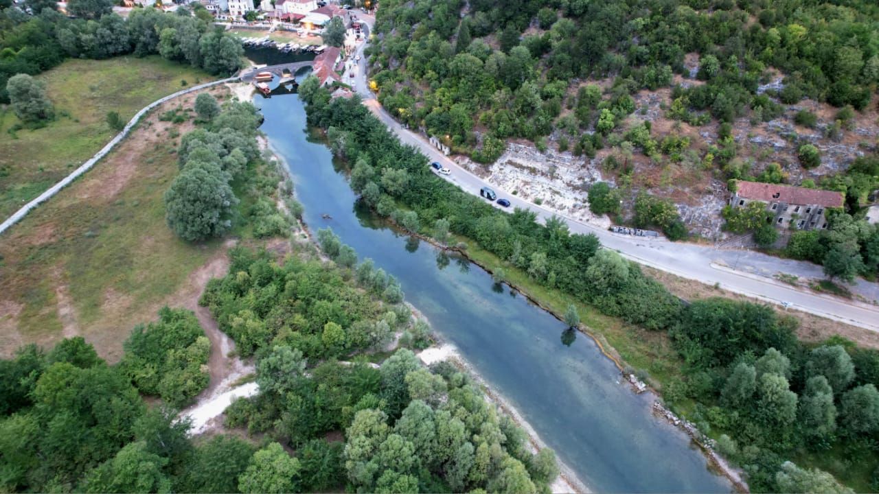 Ekskluzivna ponuda –  plac od 1300m² sa panoramskim pogledom na rijeku Crnojevića i netaknutu prirodu, idealan za luksuznu vilu ili eko-turizam, Cetinje - Amfora Real Estate