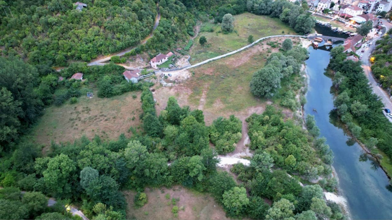 Ekskluzivna ponuda –  plac od 1300m² sa panoramskim pogledom na rijeku Crnojevića i netaknutu prirodu, idealan za luksuznu vilu ili eko-turizam, Cetinje - Amfora Real Estate